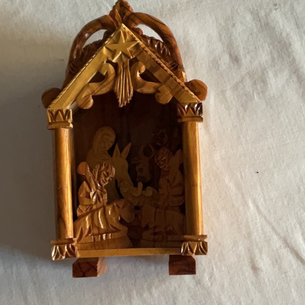 VINTAGE HAND CARVED WOOD NATIVITY IN 3-D
